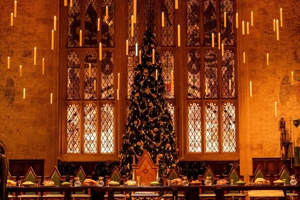 クリスマス仕様に彩られたホグワーツ大広間が、お披露目イベントの会場となった