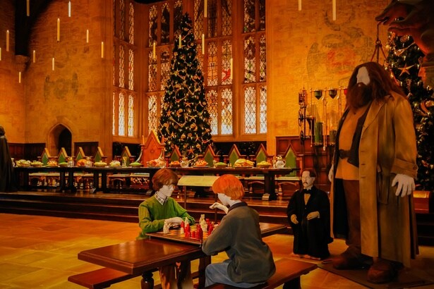 映画『ハリー・ポッターと賢者の石』の印象的なシーンから、魔法のチェスをするハリーとロンの姿も再現されている