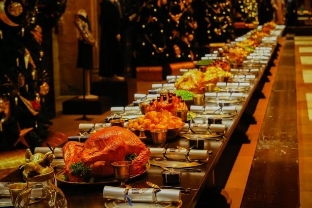 大テーブルには、七面鳥やケーキなどの英国伝統のクリスマス料理やプレゼントがずらっと並ぶ