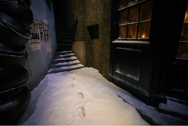 映画『ハリー・ポッターとアズカバンの囚人』より、透明マントをまとったハリーがホグズミード村の道を歩くシーンをオマージュ。雪に覆われた路地に残る足跡を見つけよう