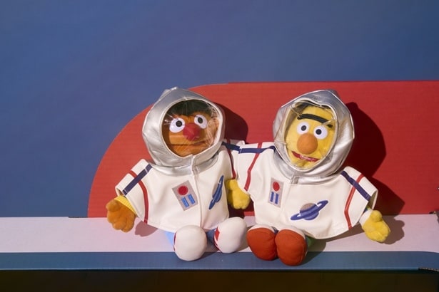 Sサイズぬいぐるみのアーニー(左)とバート(右)も着用可能