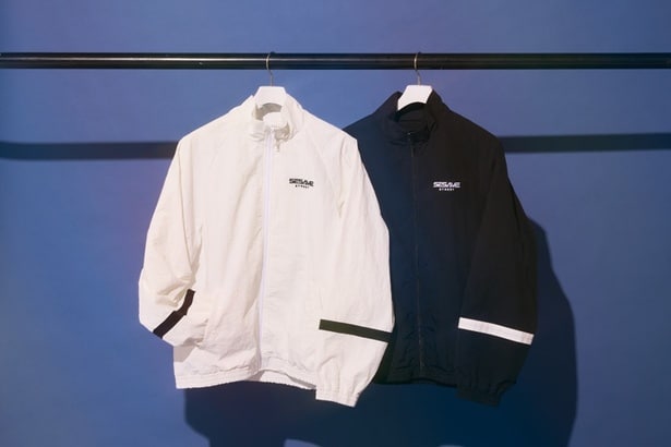 トラックジャケットの前面は袖口のラインテープが際立つシンプルなデザイン