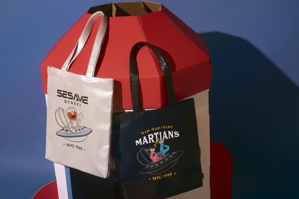 トートバッグ。左よりシルバー(エルモ)、ブラック(イップイップ)