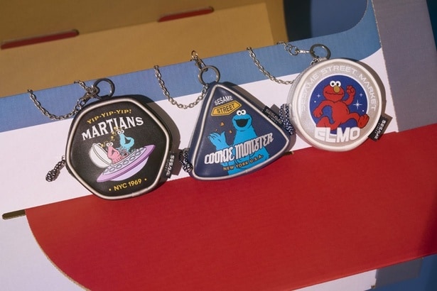 ダイカットチャームポーチ。左よりブラック(イップイップ)、ネイビー(クッキーモンスター)、シルバー(エルモ)