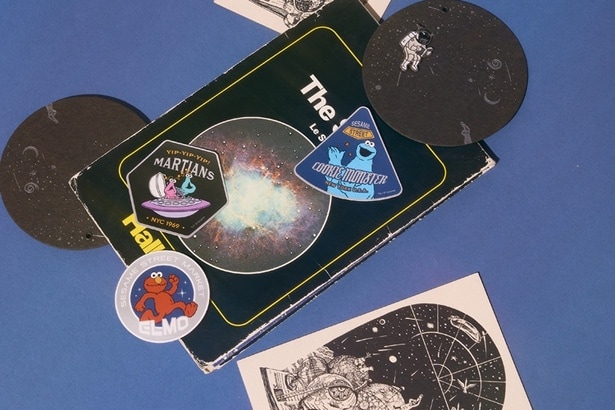 ステッカー。右より時計回りにネイビー(クッキーモンスター)、シルバー(エルモ)、ブラック(イップイップ)