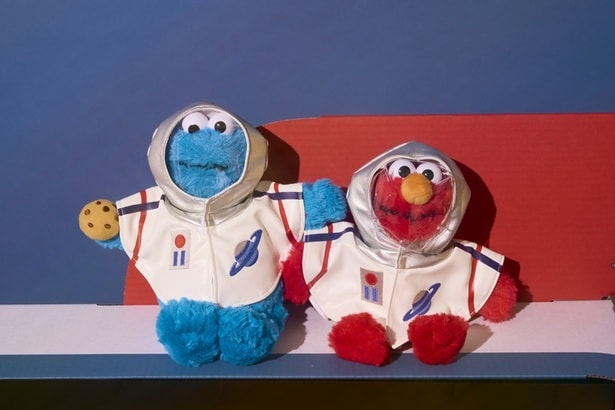 エルモが宇宙飛行士に変身!?「セサミストリートマーケット」に火星人“イップイップ”を主役としたユニーク&遊び心満点のアイテムが登場!