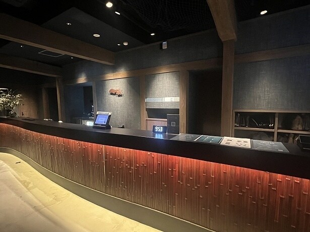 おしゃれな雰囲気のサウナの受付