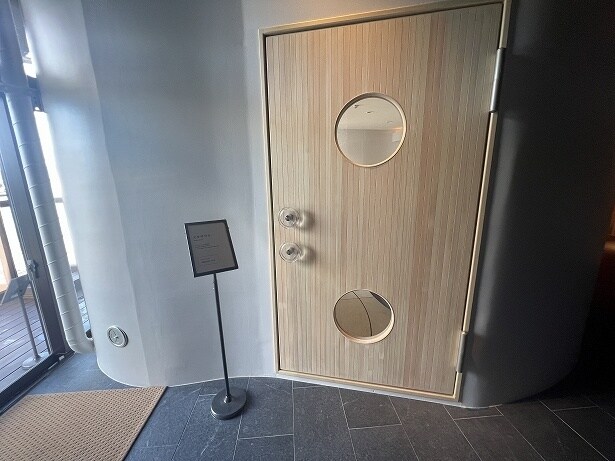 イカの目玉をモチーフにしたというドアノブが印象的な「イカサウナ」