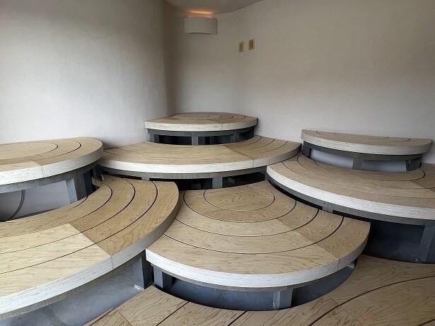 少しずつ座面の高さが違うのも特徴