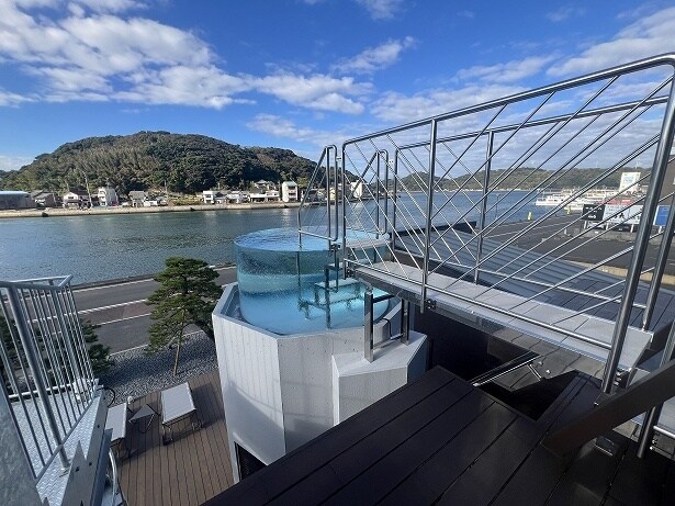 海に向かっていくように「空中水風呂」にドボン！