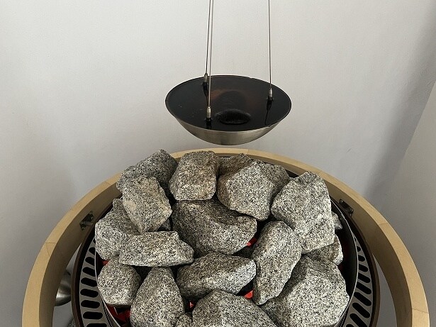 サウナストーンの上のボウルにハーブボールとイカ墨エキスが入っている