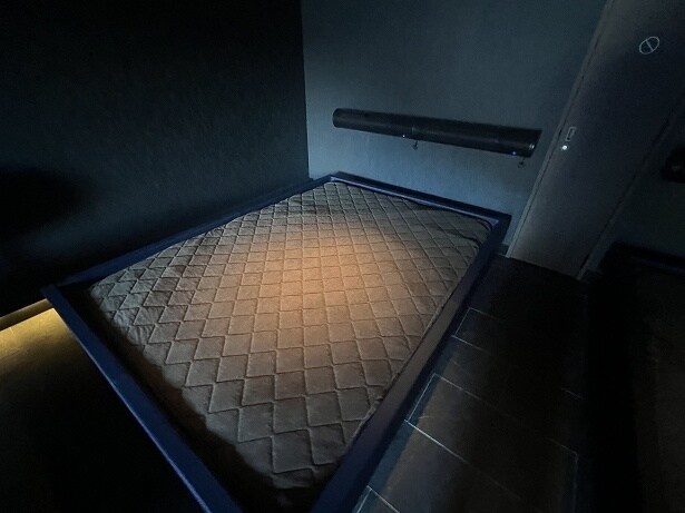 サウナ施設で日本初のウォーターベッド。頭部に送風口があり、風で頭を冷やしてくれる