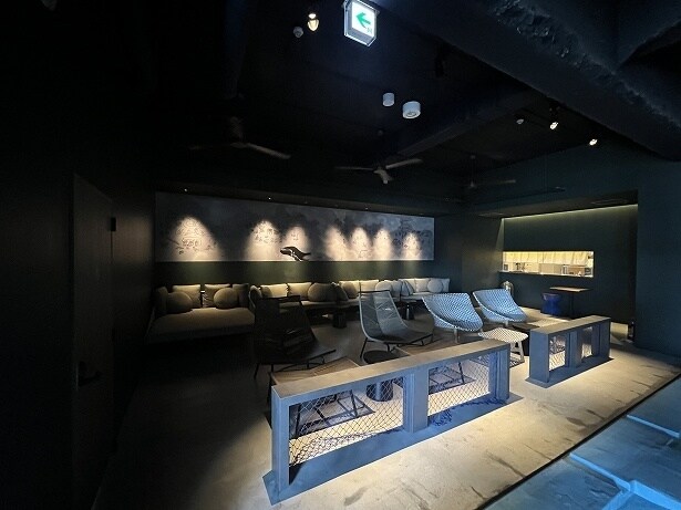 水風呂の横にある休憩スペースはドリンクの受取場にもなっている