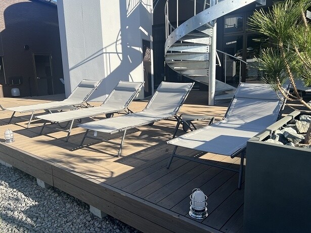 1階のデッキで外気浴