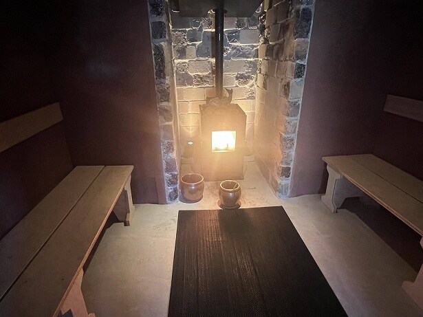 ストーブの両側にベンチタイプの椅子が置かれている