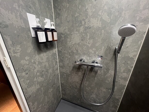 シャワーは個室タイプで、ボディソープなどが設置されている