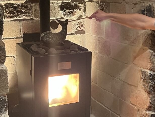 クジラの背中に唐津茶を注いでロウリュ