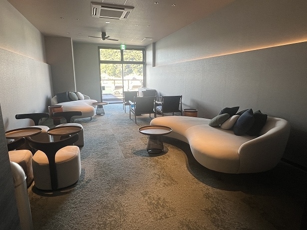 2階にあるラウンジは休憩や待ち合わせ場所として利用しよう