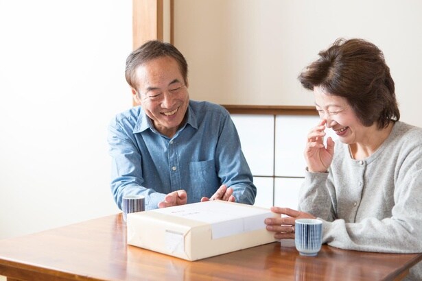 喪中の場合は紅白の蝶結びは避け、シンプルな包装に