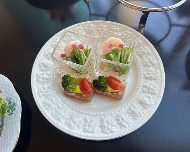 冬野菜のサルピコン(写真奥)、チキンテリーヌ クリスマスカラー仕立て(写真手前)