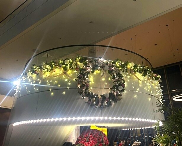 クリスマス仕様の館内にはリースも