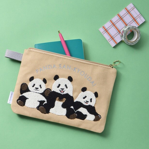 パンダ3きょうだい シャンシャン・シャオシャオ・レイレイ　もこもこ刺しゅうフラットポーチ(3190円)