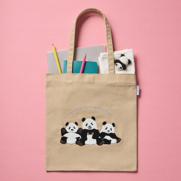 パンダ3きょうだい シャンシャン・シャオシャオ・レイレイ もこもこ刺しゅうトートバッグ(3960円)