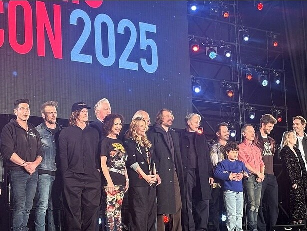 写真左からジョン・バーンサルさん、ショーン・パトリック・フラナリーさん、ノーマン・リーダスさん、トム・ウィルソンさん、クローディア・ウェルズさん、リー・トンプソンさん、クリストファー・ロイドさん、ピルウ・アスベックさん、マッツ・ミケルセンさん、ダニエル・ロー ガンさん、イライジャ・ウッドさん、ジャック・クエイドさん、イヴァナ・リンチさん、ニコラス・ホルトさん