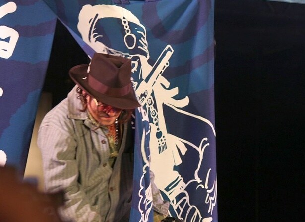 暖簾に隠れたりくぐったりするお茶目なデップさん