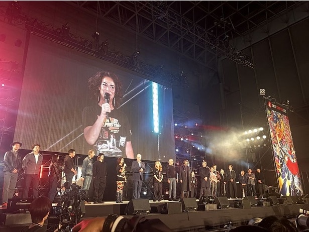 セレブ大集結！写真左から浅野忠信さん、セバスチャン・スタンさん、クリスティーナ・リッチさん、 ジョン・バーンサルさん、ショーン・パトリック・フラナリーさん、ノーマン・リーダスさん、クローディア・ウェルズさん、トム・ウィルソンさん、リー・トンプソンさん、クリストファー・ロイドさん、ピルウ・アスベックさん、マッツ・ミケルセンさん、イライジャ・ウッドさん、ジャック・クエイドさん、イヴァナ・リンチさん、ニコラス・ホルトさん、ジム・リーさん、C.B.セブルスキーさん、山本耕史さん