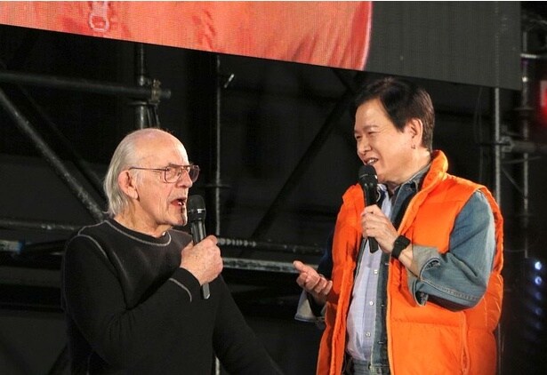 クリストファー・ロイドさん(ドク役)に質問する“日本のマーティ・マクフライ”こと、声優の三ツ矢雄二さん