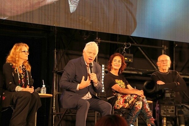 ビフ役のトム・ウィルソンさん(写真左から2人目)