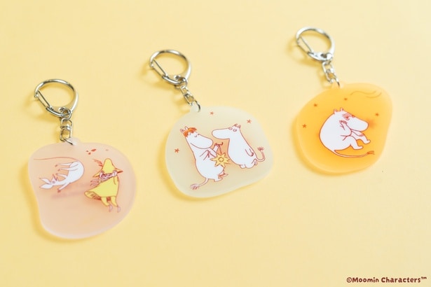 「蓄光アクリルキーホルダー」(各1210円)は全3種。色違いでそろえるのもおすすめ！