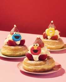 「セサミストリートマーケット」のホリデーカフェメニューの第2弾！サンタ帽に見立てたかわいすぎるドーナツも登場