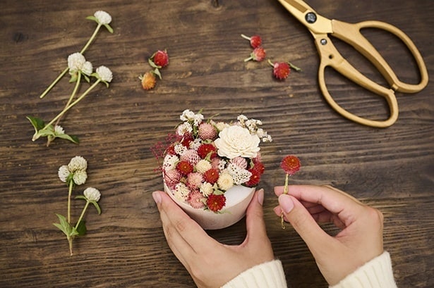 いちごのような見た目のドライフラワーでクラフト体験