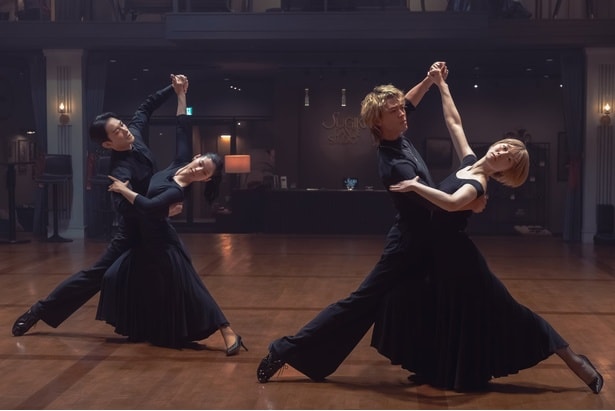【写真】4人が魅せる圧巻のボールルームダンス。黒い衣装で統一された美しいフォーメーション
