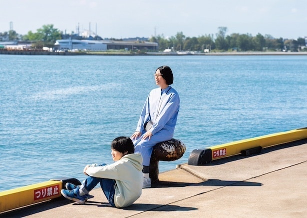 【写真】亡くなった兄(オダギリジョー)の息子と遠くを眺める理子(柴咲コウ)