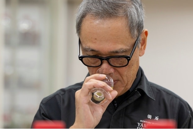 正確なテイスティングを行うため、香りが強く味の濃いものは口にしない輿石さん。「金曜の夜だけはニンニクOKにしています(笑)」とおちゃめに話すシーンも