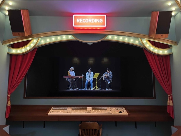 『ライラック』の新しいアレンジのレコーディング中は、スタジオのRECORDINGマークが点灯する