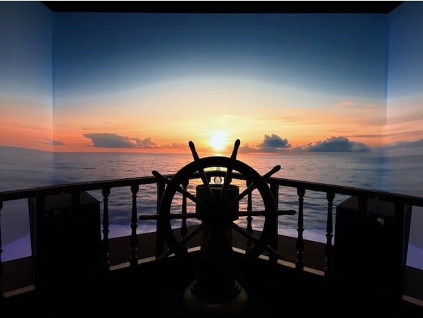 音楽と一緒にミュージックビデオの壮大な世界を旅しているかのような没入感