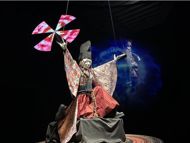 楽曲『クスシキ』のミュージックビデオで実際に使用された衣装が登場