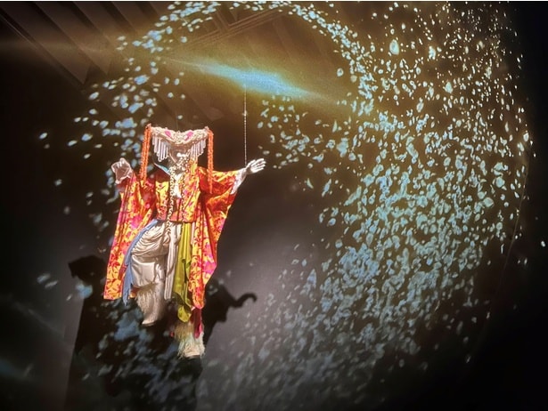 ミュージックビデオ中の印象的なワンシーンを彷彿とさせる展示内容だ