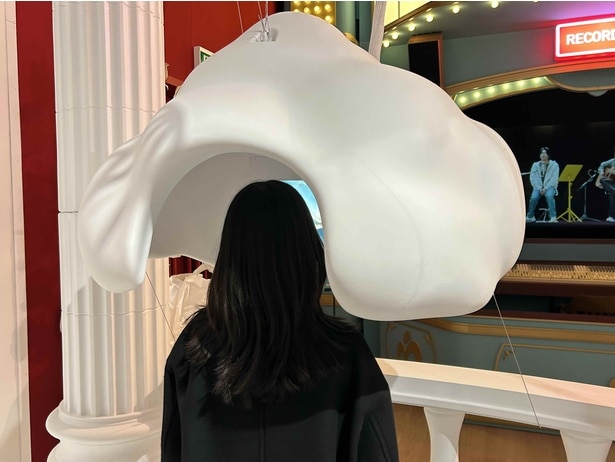 雲のような展示を覗くと、『ケセラセラ』からAIが連想したイメージが広がった