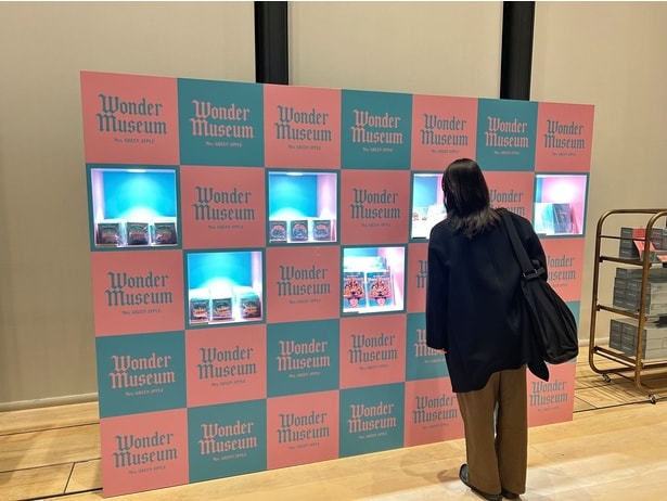 多彩なグッズの中から、お気に入りの一品をじっくりと探せるコーナーも