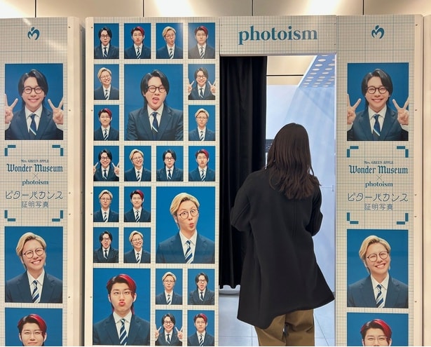 展覧会を見終わったらメンバーとの写真撮影もおすすめ(要予約・有料)