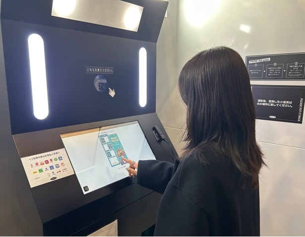 写真は「ビターバカンス」をテーマにした証明写真風オリジナルデザイン!ミセスの3人に交じってどんなポーズをするか前もって決めておこう