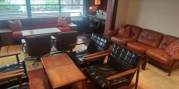 ゲストラウンジでは当時のソファに座れる