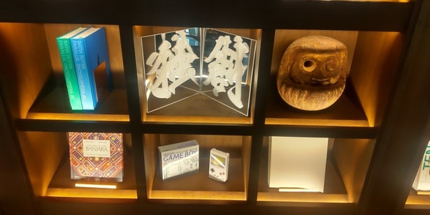 片目のみが描かれただるまや、「独創」のオブジェが並ぶ