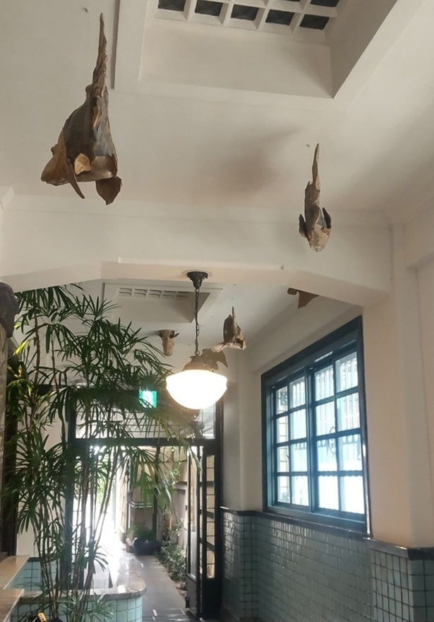 魚のオブジェは鴨川をイメージしている