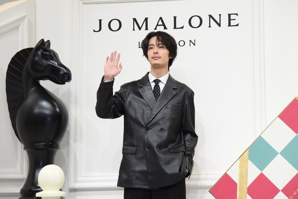 【写真】取材陣のカメラに向かって手を振る塩野瑛久さん